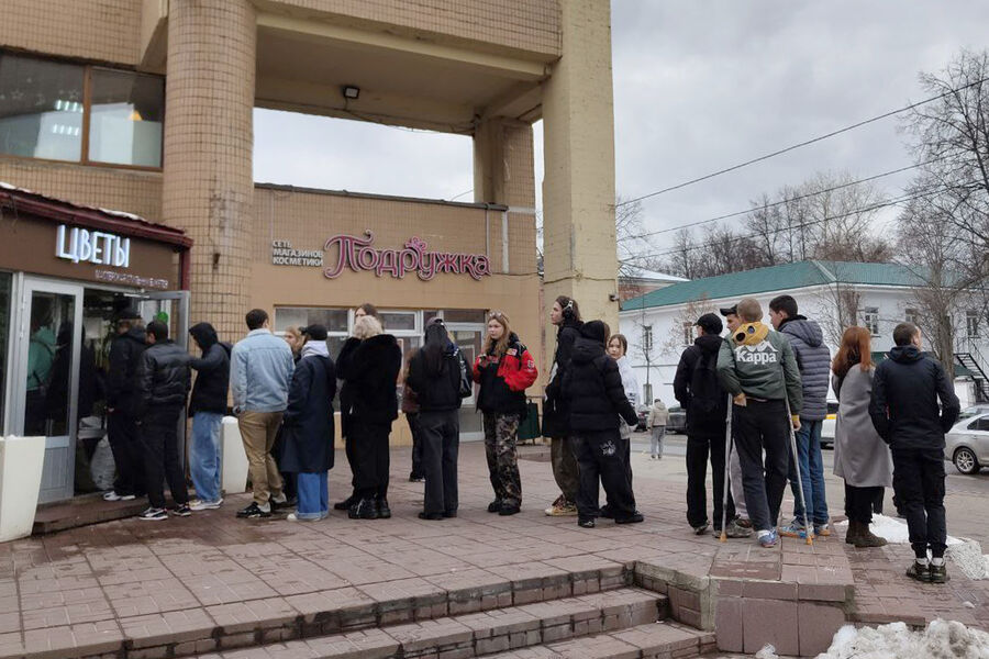 Люди стоят в&nbsp;очереди в&nbsp;цветочный магазин в&nbsp;Лефортово в&nbsp;Москве, 11&nbsp;апреля 2025&nbsp;года