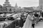 Такси М-20А «Победа» около Ленинградского вокзала в Москве, 1950-е годы