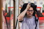Мужчина во время ливня у станции метро «Маяковская», 15 июля 2025 года