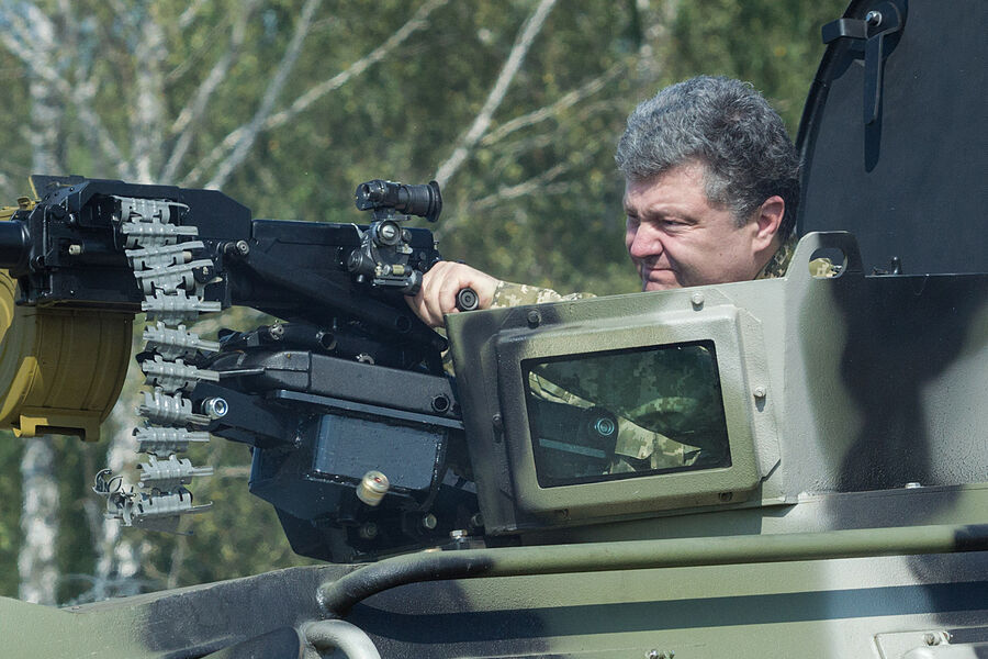 Президент Украины Петр Порошенко знакомится с&nbsp;современными образцами вооружения и военной техники во время посещения Первой оперативной бригады национальной гвардии в&nbsp;учебном центре &laquo;Новые Петривцы&raquo; под&nbsp;Киевом, 26&nbsp;июля 2014&nbsp;года