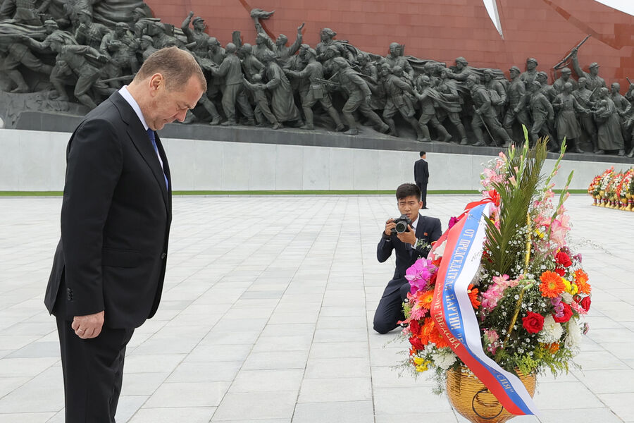 Председатель партии &laquo;Единая Россия&raquo;, заместитель председателя Совета безопасности РФ Дмитрий Медведев на&nbsp;церемонии возложения цветов к&nbsp;памятникам Ким Ир Сену и Ким Чен Иру, 9&nbsp;октября 2025&nbsp;года
