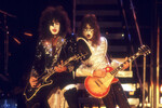 Гитаристы группы Kiss Джин Симмонс и Эйс Фрейли во время концерта в Лос-Анджелесе, Калифорния, около 1977 года