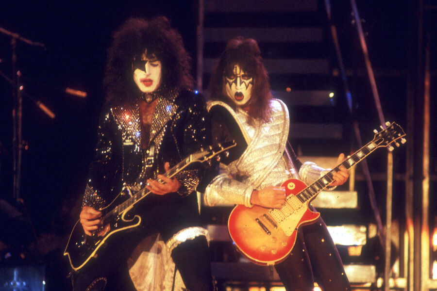 Гитаристы группы Kiss Джин Симмонс и Эйс Фрейли во время концерта в&nbsp;Лос-Анджелесе, Калифорния, около&nbsp;1977 года