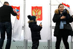 Во время голосования на выборах президента РФ на избирательном участке в Подмосковье, 18 марта 2018 года