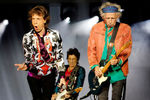 Участники The Rolling Stones Мик Джаггер, Кит Ричардс и Рон Вуд во время концерта во французском Марселе, 2018 год