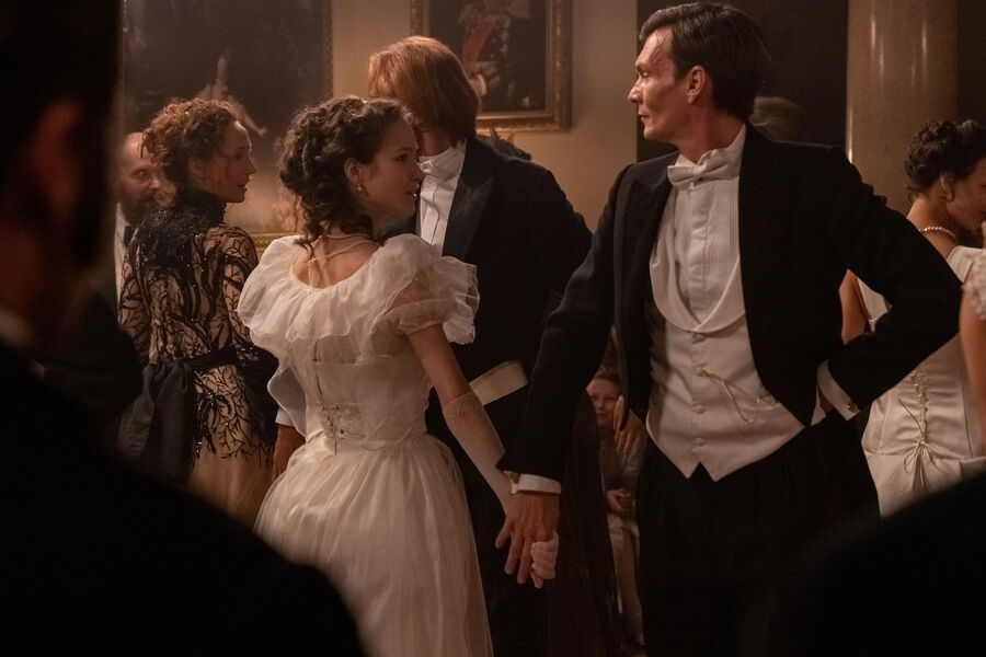 <b>Кадр из&nbsp;сериала «Карамора» (2022)</b>
<br>
Первым сериалом в&nbsp;режиссерской карьере актера Данилы Козловского стал «Карамора» &mdash; фэнтезийный триллер про&nbsp;молодого анархиста Карамзина (имя героя и название проекта &mdash; отсылка к&nbsp;произведению Максима Горького), который борется с&nbsp;представителями российской знати (они оказываются вампирами) в&nbsp;Санкт-Петербурге начала прошлого столетия. 