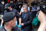 Актер Михаил Ефремов у здания Пресненского суда города Москвы после оглашения приговора, 8 сентября 2020 года