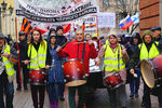 Участники митинга «Марш рассерженных родителей» в знак протеста против принятых законов о переходе образования в средней школе на латышский язык, Рига, 4 апреля 2018 года 