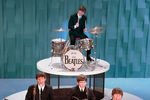 Участники The Beatles Ринго Старр, Пол Маккартни, Джордж Харрисон и Джон Леннон во время репетиции на «Шоу Эда Салливана» в Нью-Йорке, 1964 год
