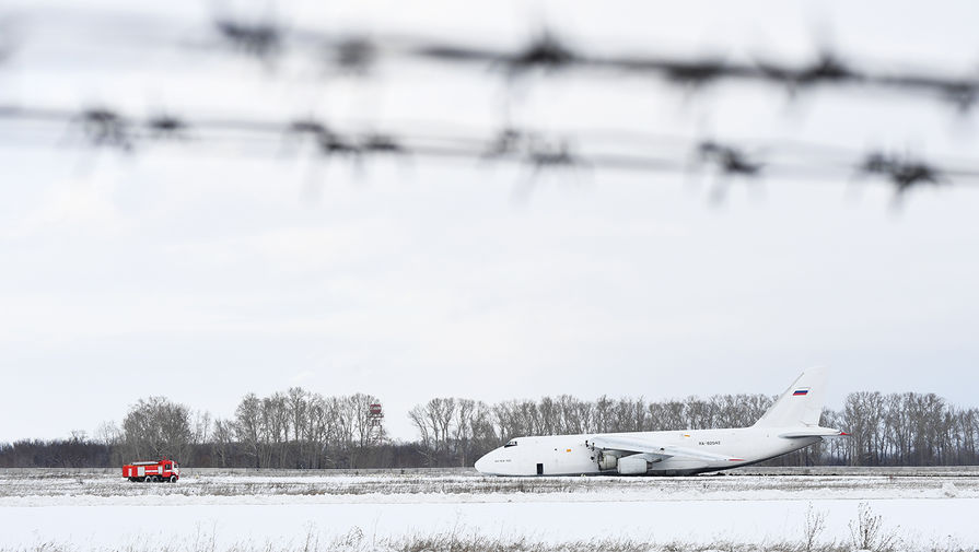 Самолет Ан-124 после аварийной посадки из-за проблем с двигателем в новосибирском международном аэропорту «Толмачево», 13 ноября 2020 года