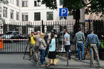 Журналисты у здания Главного следственного управления СК РФ по Москве, где проходят обыски