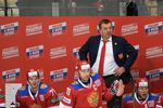 Главный тренер сборной России Олег Знарок (на втором плане) в матче Кубка Первого канала между сборными России и Канады