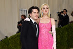 Бруклин Бекхэм и Никола Пельтц на Met Gala 2021