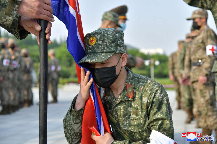 Военнослужащие, мобилизованные для&nbsp;налаживания поставок медикаментов в&nbsp;аптеки на&nbsp;фоне вспышки COVID-19 в&nbsp;КНДР, Пхеньян, 16&nbsp;мая 2022&nbsp;года