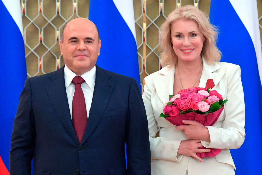 Председатель правительства РФ Михаил Мишустин и заслуженная артистка РФ Мария Шукшина на&nbsp;церемонии вручения государственных и правительственных наград деятелям культуры и искусств, 2021&nbsp;год