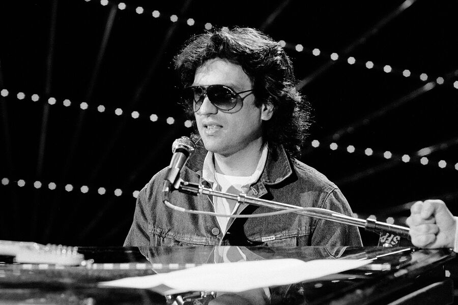 Тото Кутуньо во время телевизионного шоу в&nbsp;Париже, 1983&nbsp;год