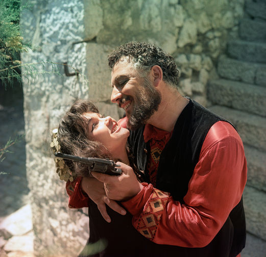 Кадр из&nbsp;фильма &laquo;Новые приключения неуловимых мстителей&raquo;. В&nbsp;роли Бубы Касторского актер Борис Сичкин, селянка &mdash; Валентина Ананьина