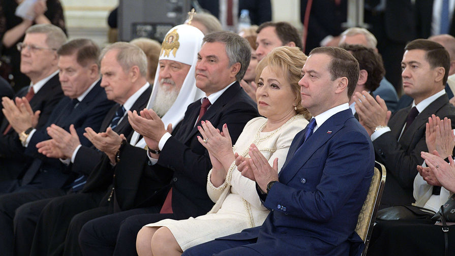 Премьер-министр России Дмитрий Медведев, спикер Совфеда Валентина Матвиенко, спикер Госдумы Вячеслав Володин, патриарх Московский и всея Руси Кирилл, председатель Конституционного суда Валерий Зорькин, председатель Верховного суда Вячеслав Лебедев и генеральный прокурор Юрий Чайка во время церемонии вручения государственных премий за&nbsp;выдающиеся заслуги, 12 июня 2018 года