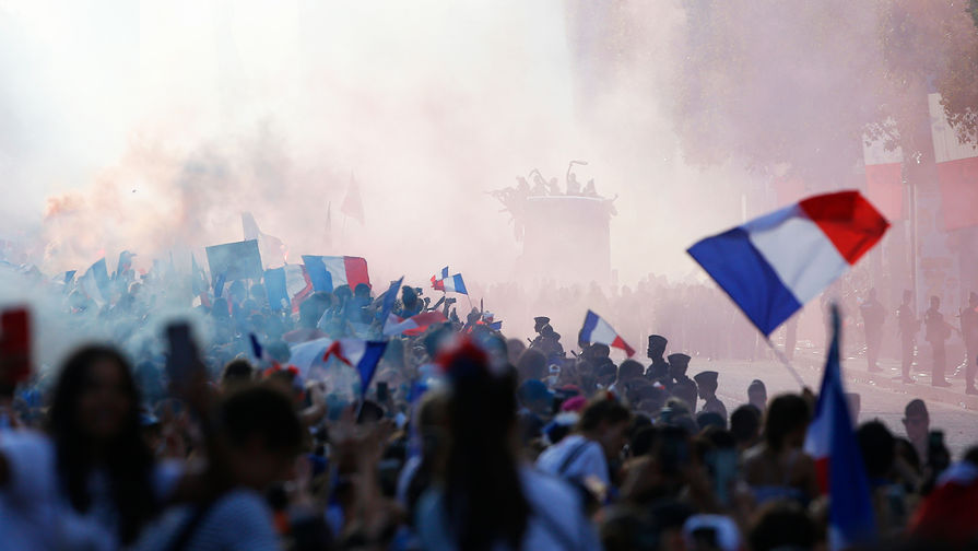 Встреча сборной Франции в&nbsp;центре Париже, 16 июля 2018 года
