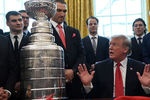 Президент США Дональд Трамп и капитан «Вашингтон Кэпиталз» россиянин Александр Овечкин во время встречи в Белом доме, 25 марта 2019 года

