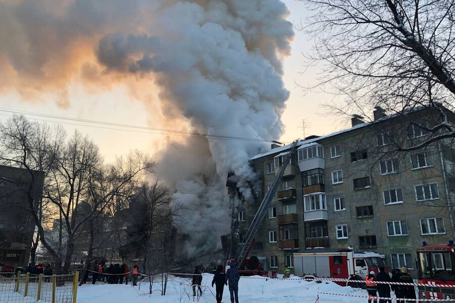 Спасатели на&nbsp;месте взрыва газа в&nbsp;пятиэтажном жилом доме на&nbsp;улице Линейная в&nbsp;Новосибирске, 9&nbsp;февраля 2023&nbsp;год