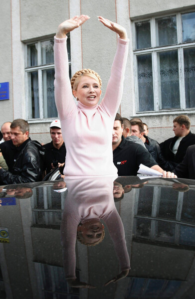 Лидер украинского БЮТ (Блок Юлии Тимошенко) Юлия Тимошенко приветствует своих сторонников в&nbsp;центре Львова, Украина, 28&nbsp;сентября 2007&nbsp;года