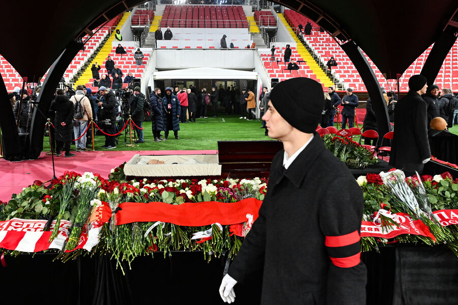 На&nbsp;церемонии прощания с&nbsp;олимпийским чемпионом 1956&nbsp;года и лучшим бомбардиром московского &laquo;Спартака&raquo; Никитой Симоняном на&nbsp;стадионе &laquo;Лукойл Арена&raquo; в&nbsp;Москве, 27&nbsp;ноября 2025&nbsp;года