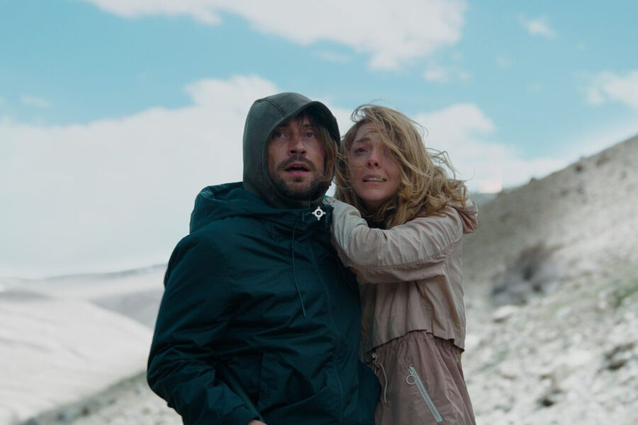 <b>«Пастбища богов», реж. Анар Аббасов</b>
<br><br>
<b>Где и когда смотреть:</b> в&nbsp;кино — с&nbsp;19 марта 2026&nbsp;года
<br><br>
Успешный бизнесмен Игорь (Антон Филиппенко) вытаскивает своего товарища и партнера Олега (Данила Якушев), с&nbsp;горя ушедшего в&nbsp;запой, а также нескольких их общих друзей (Анна Виллер, Влад Канопка, Надя Иванова) на&nbsp;Памир — поохотиться на&nbsp;козерогов. Азарт и кровожадность богачей растет не по&nbsp;дням, и это начинает беспокоить не только проводника Санджара (Сухраб Хайлобеков), остро нуждающегося в&nbsp;деньгах, но и, кажется, сами горы, которые хорошо умеют быть беспощадными к&nbsp;обидчикам.
