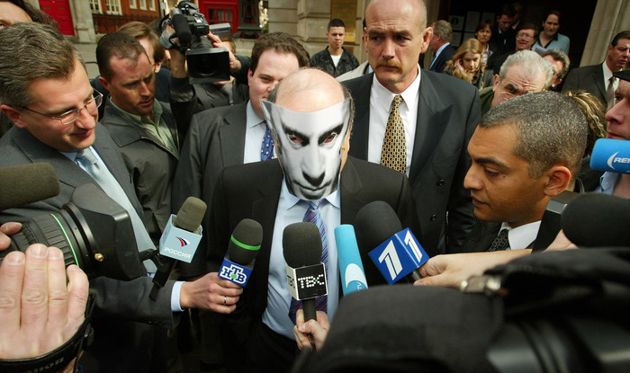 2003. Борис Березовский в маске Путина дает интервью в Лондоне.
