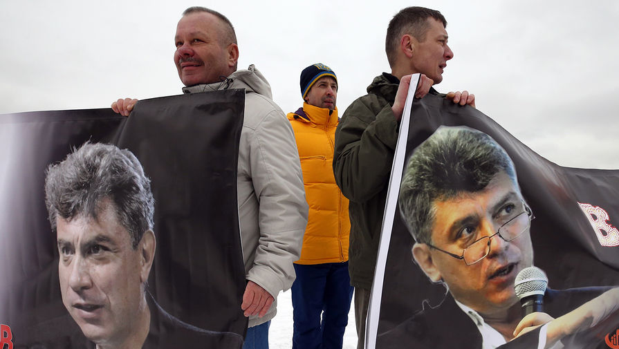 Участники марша памяти, посвященного годовщине гибели политика и общественного деятеля Бориса Немцова в Санкт-Петербурге
