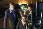 <b>«Пароль «Рыба-меч» (2001)</b>
<br><br>
Триллер с Траволтой, Хью Джекманом, Холли Берри, Доном Чидлом и Винни Джонсон – об отсидевшем хакере в отставке, которого нанимают для взлома баз данных правительства США. Лента вошла в историю как первая, в которой Берри, одна из самых желанных актрис десятилетия, снялась топлес, – согласно слухам, за это ее гонорар пополнился $2 млн.