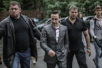 Витас с охраной у здания Останкинской межрайонной прокуратуры, 2013 год