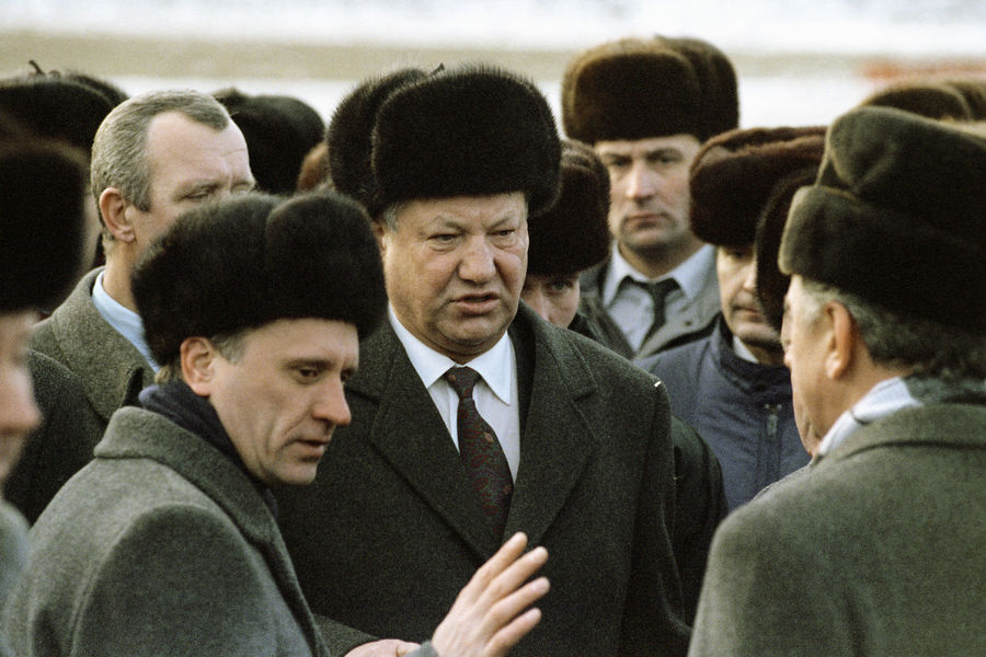 Президент России Борис Ельцин (в центре) и вице-премьер правительства РФ Геннадий Бурбулис (слева) в&nbsp;аэропорту Минска во время встречи глав государств&nbsp;- членов СНГ, 1991&nbsp;год