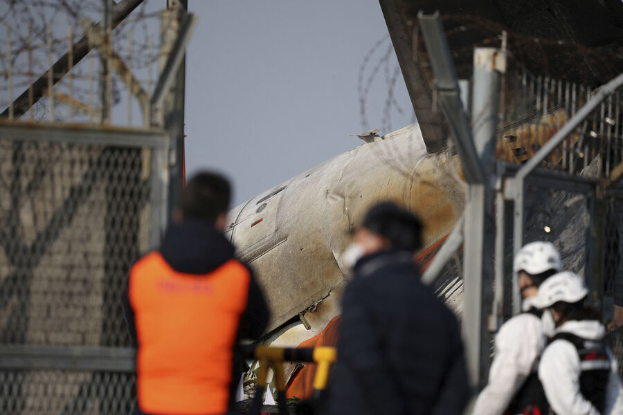 На&nbsp;месте крушения Boeing 737&nbsp;южнокорейской авиакомпании Jeju Air в&nbsp;аэропорту Муан, 29&nbsp;декабря 2024&nbsp;года