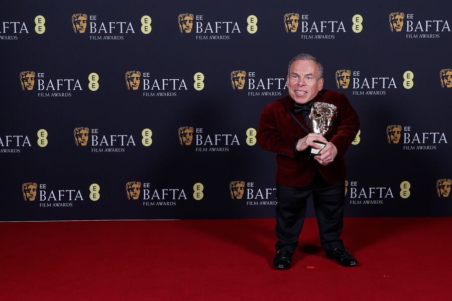 Актер Уорвик Дэвис, получивший почетную стипендию BAFTA за&nbsp;вклад в&nbsp;индустрию кино, на&nbsp;78-й церемонии вручения премии Британской академии кино и телевизионных искусств BAFTA, 16&nbsp;февраля 2025&nbsp;года