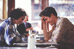 <b>«Четыре свадьбы и одни похороны» (1994)</b>
<br><br>
В 32 года Хью Грант уже подумывал о том, чтобы бросить профессию актера, — как получил неожиданно хороший сценарий комедии «Четыре свадьбы и одни похороны». Автором был Ричард Кертис: впоследствии Грант не раз сыграет в его фильмах.
Героем, который принес Хью Гранту мировую славу, стал Чарльз — англичанин, не слишком удачливый в личной жизни и влюбленный в прекрасную американку Керри (Энди Мадауэлл), которую встречает на свадьбах и похоронах. Одна из свадеб, на которой ее видит Чарльз, — собственно, свадьба Керри.
Фильм действительно очень смешной, что оценили зрители: картина, снятая за полтора месяца, собрала по всему миру $245,7 млн. А Хью Грант получил «Золотой глобус» как лучший актер в комедии.