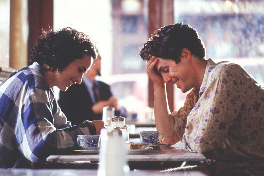 <b>«Четыре свадьбы и одни похороны» (1994)</b>
<br><br>
В&nbsp;32 года Хью Грант уже подумывал о&nbsp;том, чтобы бросить профессию актера, &mdash; как получил неожиданно хороший сценарий комедии «Четыре свадьбы и одни похороны». Автором был Ричард Кертис: впоследствии Грант не раз сыграет в&nbsp;его фильмах.
Героем, который принес Хью Гранту мировую славу, стал Чарльз &mdash; англичанин, не слишком удачливый в&nbsp;личной жизни и влюбленный в&nbsp;прекрасную американку Керри (Энди Мадауэлл), которую встречает на&nbsp;свадьбах и похоронах. Одна из&nbsp;свадеб, на&nbsp;которой ее видит Чарльз, &mdash; собственно, свадьба Керри.
Фильм действительно очень смешной, что оценили зрители: картина, снятая за&nbsp;полтора месяца, собрала по&nbsp;всему миру $245,7 млн. А Хью Грант получил «Золотой глобус» как лучший актер в&nbsp;комедии.