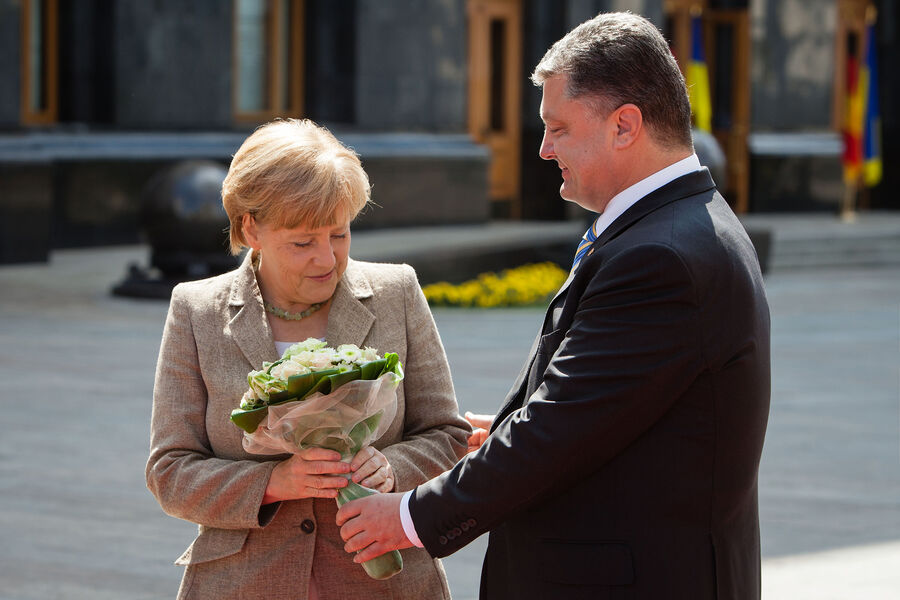 Президент Украины Петр Порошенко дарит цветы канцлеру Германии Ангеле Меркель во время встречи в&nbsp;Киеве, 23&nbsp;августа 2014&nbsp;года