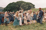 <b>«Жатва» (Harvest), реж. Афина Рахель Цангари</b>
<br><br>
<b>Где и когда смотреть:</b> в кино — с 16 октября
<br><br>
Драма про деревушку в средневековой Шотландии, где пришлых встречают насилием. Актерский состав картины возглавили Калеб Лэндри Джонс («Прочь») и Гарри Меллинг («Гарри Поттер»).
