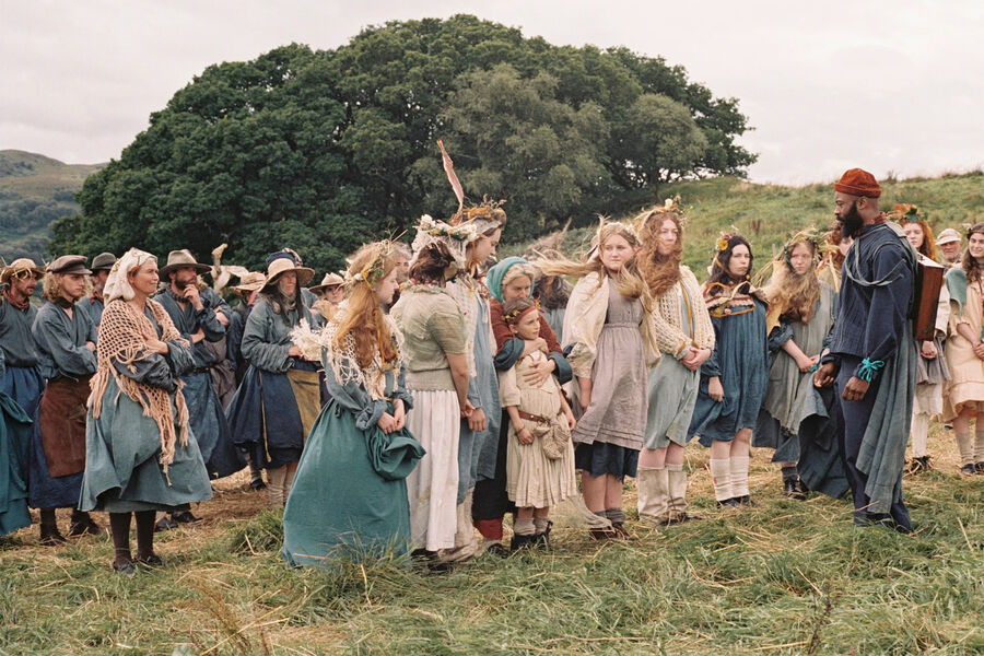 <b>«Жатва» (Harvest), реж. Афина Рахель Цангари</b>
<br><br>
<b>Где и когда смотреть:</b> в&nbsp;кино — с&nbsp;16 октября
<br><br>
Драма про&nbsp;деревушку в&nbsp;средневековой Шотландии, где пришлых встречают насилием. Актерский состав картины возглавили Калеб Лэндри Джонс («Прочь») и Гарри Меллинг («Гарри Поттер»).
