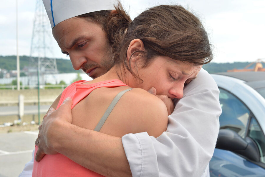 <b>«Два дня, одна ночь» (2014)</b>
<br><br>
Действие фильма Жан-Пьера и Люка Дарденнов происходит в&nbsp;Бельгии. Мать двоих детей Сандра, жительница маленького бельгийского городка, должна вернуться на&nbsp;работу на&nbsp;фабрику по&nbsp;производству солнечных панелей после перерыва из-за борьбы с&nbsp;депрессией. Но узнает, что коллеги проголосовали за&nbsp;ее увольнение, чтобы не лишиться годовых бонусов. У&nbsp;нее есть два дня &mdash; суббота и воскресенье, &mdash; чтобы поговорить с&nbsp;14 сотрудниками компании и убедить их отозвать свой голос.
<br>
Это был первый случай, когда братья Дарденн пригласили на&nbsp;роль в&nbsp;своей картине известную актрису, &mdash; до&nbsp;тех пор они предпочитали работать с&nbsp;менее прославленными исполнителями. Марион Котийяр для&nbsp;фильма пришлось избавиться от своего парижского произношения и освоить бельгийский акцент. Это позволило ей выглядеть аутентично. А картина принесла ей номинации на&nbsp;премии «Оскар» и «Сезар».
