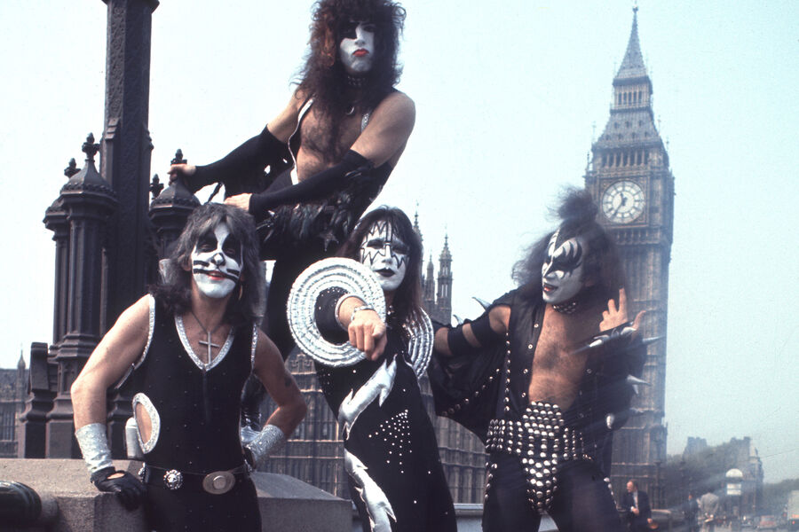 Группа Kiss во время фотосессии в&nbsp;Лондоне, 1976&nbsp;год