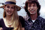 Вокалист The Rolling Stones Мик Джаггер с супругой Джерри Холл во время празднования 50-летия, 1993 год