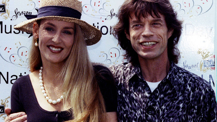 Вокалист The Rolling Stones Мик Джаггер с супругой Джерри Холл во время празднования 50-летия, 1993 год