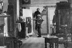 Художник Илья Репин пишет автопортрет в своей усадьбе «Пенаты», 1914 год