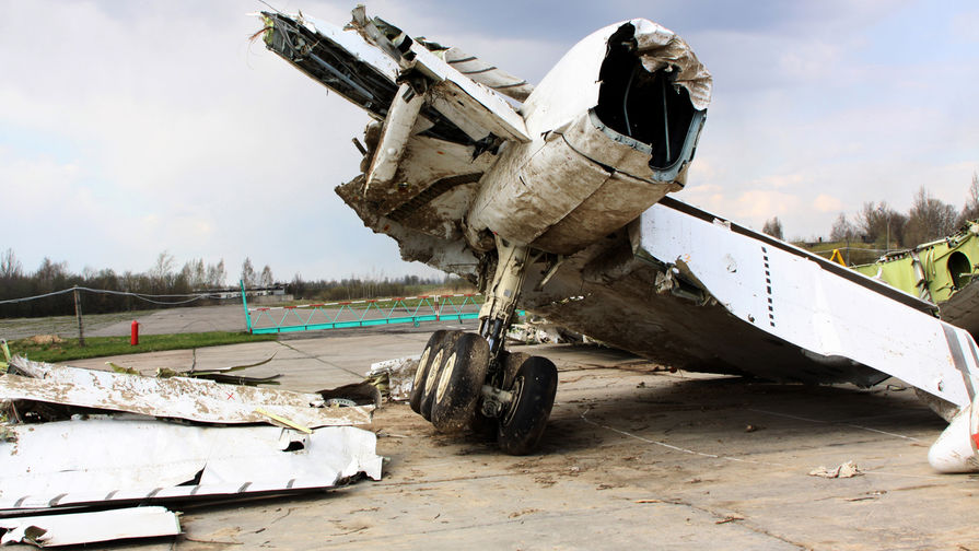 Обломки польского правительственного самолета Ту-154 на охраняемой площадке аэродрома в Смоленске, апрель 2010 года