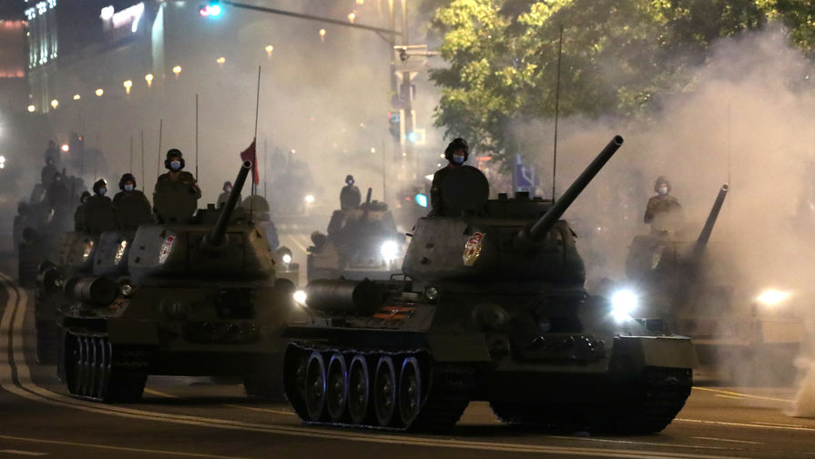 Военнослужащие на&nbsp;танках Т-34-85 на&nbsp;улице Тверская во время репетиции парада, посвященного 75-й годовщине Победы в&nbsp;Великой Отечественной войне, 17 июня 2020 года