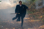 <b>Кадр из сериала «Карамора» (2022)</b>
<br>
Янковский изобразил в шоу центрального антагониста — 111-летнего кровопийцу Руневского (отсылка к «Упырю» Алексея Толстого). Игру и харизматичность артиста отметили, кажется, даже те, кто сериалом в целом остался недоволен.
