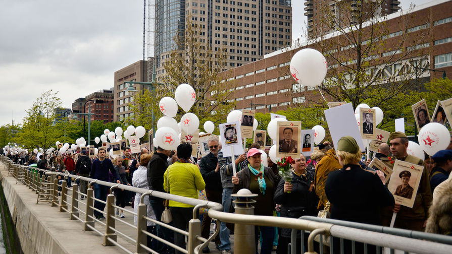 Участники акции &laquo;Бессмертный полк&raquo; в&nbsp;Нью-Йорке