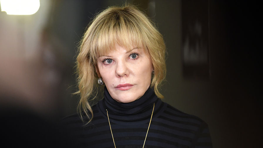 Актриса Александра Захарова во время интервью в театре «Ленком» в связи с кончиной актера Л. Броневого